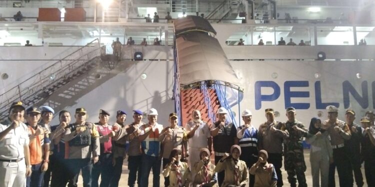 FOTO: AGUS/MATAKALTENG - Pihak KSOP dan Kapolres Kotim serta stakeholder terkait saat foto bersama usai pengecekan keberangkatan kapal untuk momen Nataru. Senin, 23 Desember 2024 malam.