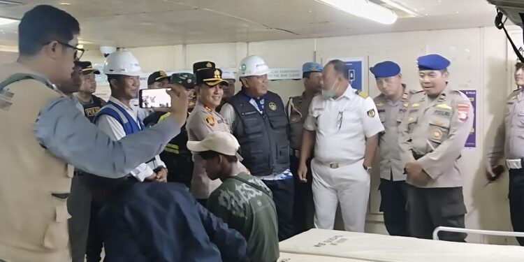 FOTO: AGUS/MATAKALTENG- Terlihat pihak KSOP dan Kapolres Kotim, dan stakeholder terkait saat melakukan pengecekan terhadap kapal keberangkatan di Pelabuhan Sampit. Senin, 23 Desember 2024 malam.
