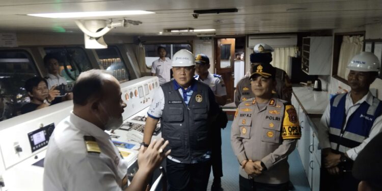 FOTO: AGUS/MATAKALTENG- Kapolres Kotim, AKBP Resky Maulana Zulkarnain saat mengecek keberangkatan Kapal Pelni di Pelabuhan Sampit. Senin, 23 Desember 2024 malam.