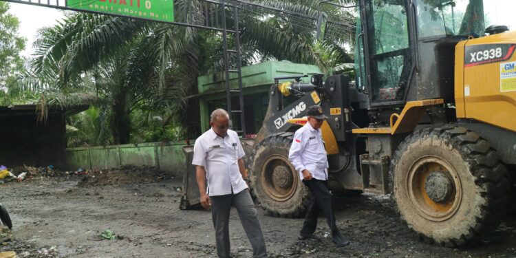 Foto:IST/MATA KALTENG - Survei depo sampah yang ada di Jalan Sempurna Barat oleh DLH Kotim belum lama ini.