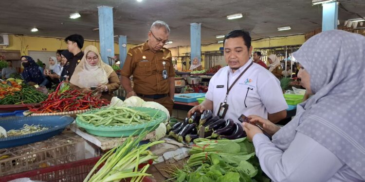 Foto: DIAN/MATA KALTENG - Wakil Bupati Kotim Irawati beserta jajaran meninjau stok dan harga pangan jelang Nataru, 24 Desember 2024.