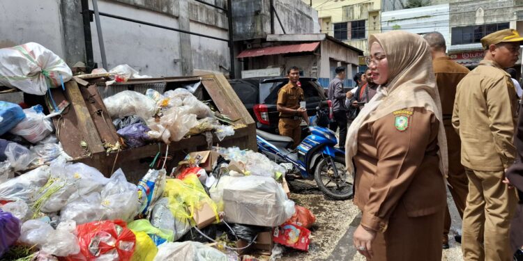 Foto: DIAN/MATA KALTENG - Wakil Bupati Kotim saat tinjau sampah di PPM, Sampit, 24 Desember 2024.