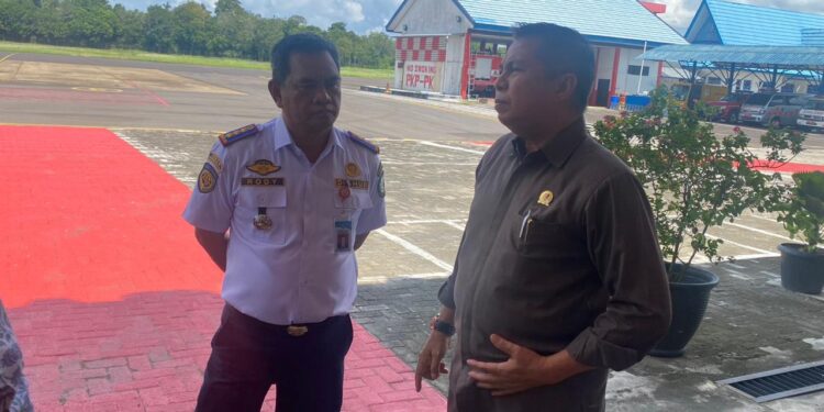 Foto:IST/MATA KALTENG - PLT Kepala Dinas Perhubungan kabupaten Kotawaringin Timur Rody Kamislam saat kunjungi Bandara H Asan Sampit.