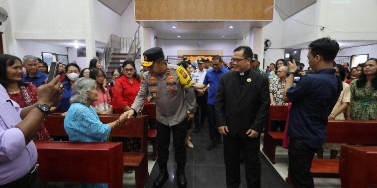 FOTO: MATAKALTENG - Kapolda Kalteng, Irjen Pol Djoko Poerwanto, pada saat berdialog bersama jemaat gereja.