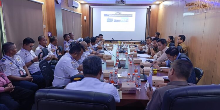 Foto:DIAN/MATA KALTENG - Kunjungan anggota DPRD Provinsi Kalimantan Tengah ke bandara H Asan Sampit.