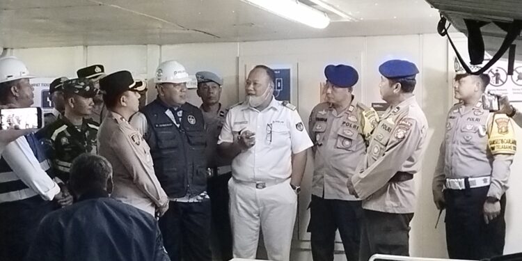 FOTO: AGUS/MATAKALTENG- Terlihat pihak KSOP dan Kapolres Kotim, dan stakeholder terkait saat melakukan pengecekan terhadap kapal keberangkatan di Pelabuhan Sampit. Senin, 23 Desember 2024 malam.