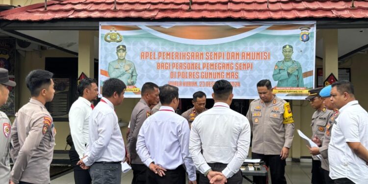 FOTO : HUMAS POLRES GUMAS/MATA KALTENG - Suasana pemeriksaan senpi dan amunisi di halaman mapolres gumas, Selasa, 24 Desember 2024.