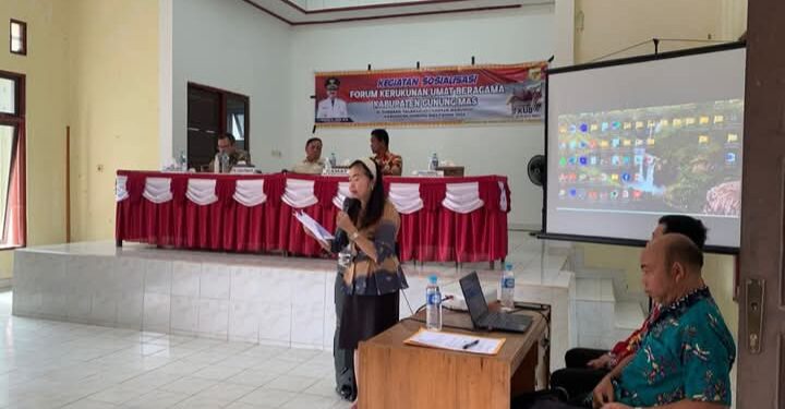 FOTO : BADAN KESBANGPOL GUMAS/MATA KALTENG - Suasana sosialisasi FKUB yang diikuti kades, lurah, anggota BPD, para tokoh agama, tokoh masyarakat, tokoh adat dan lainnya, di aula kantor Kecamatan Manuhing, belum lama ini.
