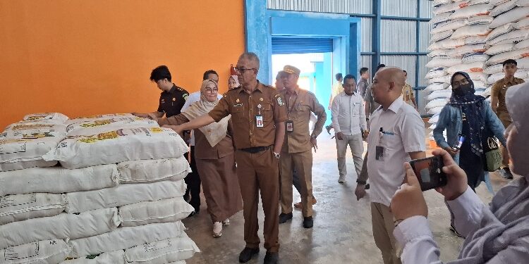 FOTO: DIAN/MATA KALTENG - Pengecekan gudang Bulog oleh pemerintah Kabupaten Kotim.