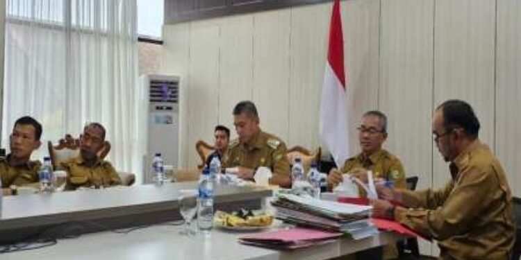 FOTO: IST/MATAKALTENG - Pj Wali Kota Palangka Raya Akhmad Husain, lakukan rapat koordinasi pengendalian inflasi.