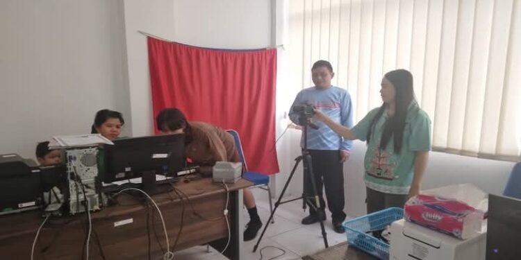 FOTO: IST/MATAKALTENG - Pegawai disdukcapil melakukan perekaman KTP-el ke peserta didik SMA sederajat, belum lama ini.