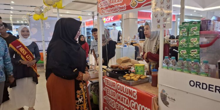 Foto: DIAN/MATA KALTENG - Wakil Bupati Kotim saat menghadiri pembukaan HUT ke 11 Citimall Sampit dengan mengunjungi bazar UMKM, 25 Desember 2024 malam.