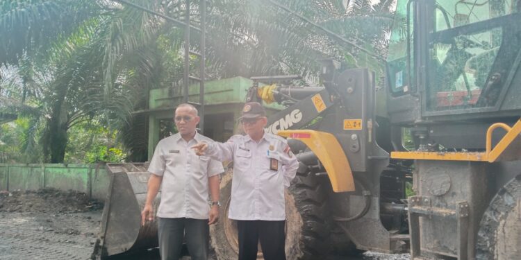 Foto:MATA KALTENG - Plt Kepala Dinas Lingkungan Hidup Kabupaten Kotim Marzuki (topi hitam).