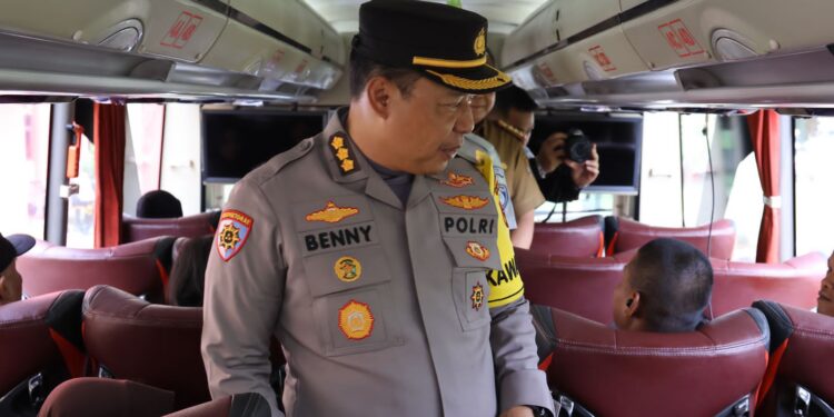 FOTO: MATAKALTENG - Irwasda Polda Kalteng, Kombes Pol Benny Ganda Sudjana, pada saat berdialog bersama salah seorang pemudik.