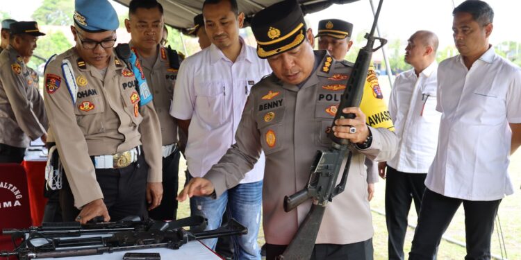 FOTO: MATAKALTENG - Irwasda Polda Kalteng, Kombes Pol Benny Ganda Sudjana pada saat memeriksa senjata api personel.