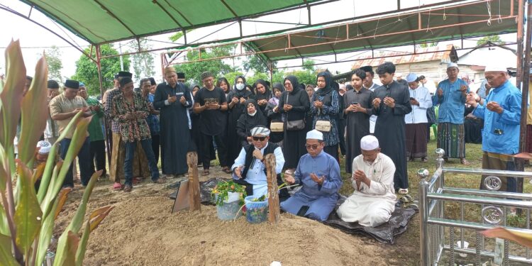 Foto: IST/MATA KALTENG - Suasana pemakaman mantan Wakil Bupati Kotim Thamrin Noor, 26 Desember 2024.