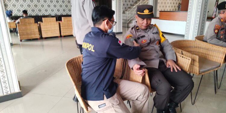 FOTO: MATAKALTENG - Salah seorang personel Polresta Palangka Raya pada saat dilakukan pemeriksaan keseharan.