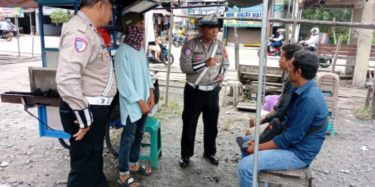 FOTO: MATAKALTENG - Personel Satlantas Polresta Palangka Raya, pada saat mengedukasi warga.