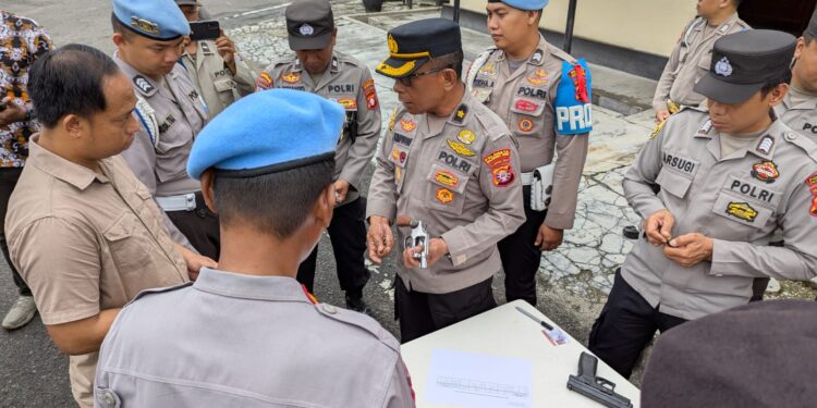 FOTO: MATAKALTENG - Pengecekan senjata api personel Polresta Palangka Raya.