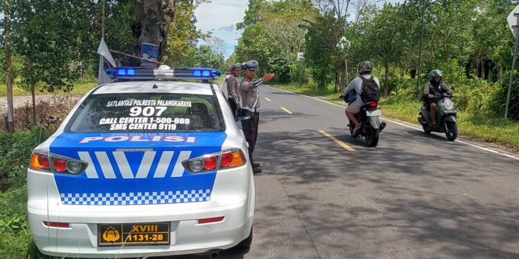 FOTO: MATAKALTENG - Personel Satlantas Polresta Palangka Raya, pada saat melakukan patroli untuk mencegah kecelakaan lalu lintas.