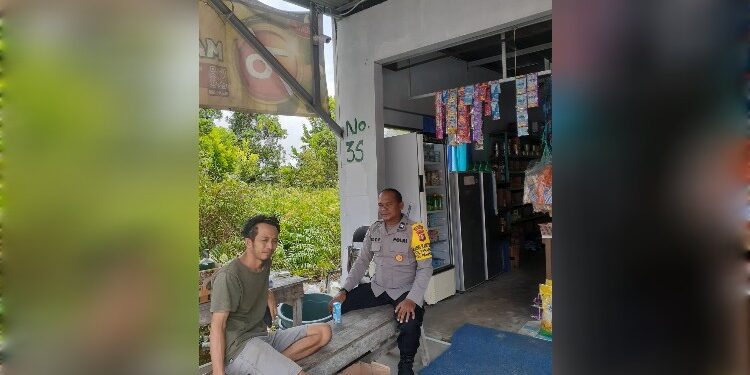 FOTO: MATAKALTENG - Bhabinkamtibmas Kelurahan Panarung, Aipda Edi Prayitno, pada saat menanggapi laporan warga.