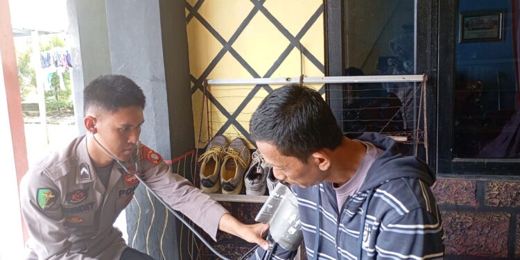 FOTO: MATAKALTENG - Personel Dokkes Polresta Palangka Raya, pada saat memeriksa kesehatan personel.