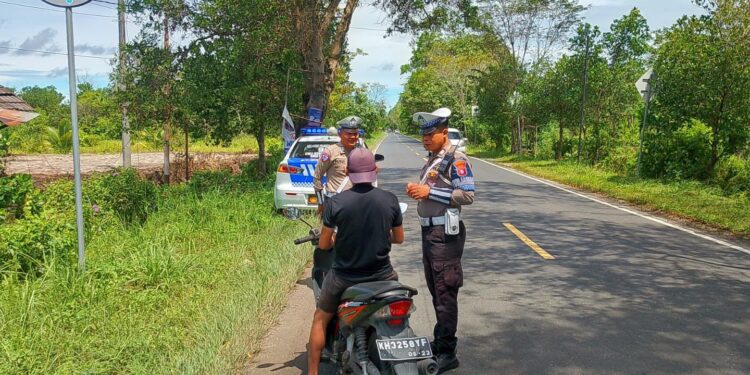 FOTO: MATAKALTENG - Personel Satlantas Polresta Palangka Raya, pada saat menegur pengendara yang tak menggunakan helm.