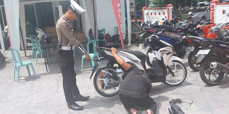 FOTO: MATAKALTENG - Personel Satlantas Polresta Palangka Raya, pada saat meminta pengendara melepas knalpot brong nya.