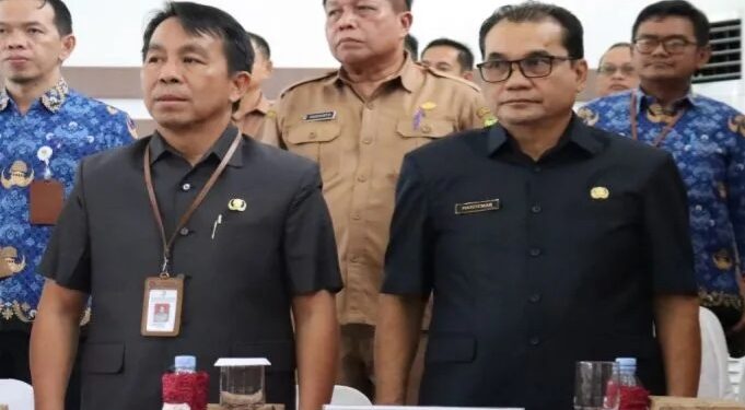 FOTO : BKAD GUMAS/MATA KALTENG - Kepala Badan Keuangan dan Aset Daerah Kabupaten Gumas Hardeman (kanan) menghadiri rapat paripurna DPRD setempat, belum lama ini.