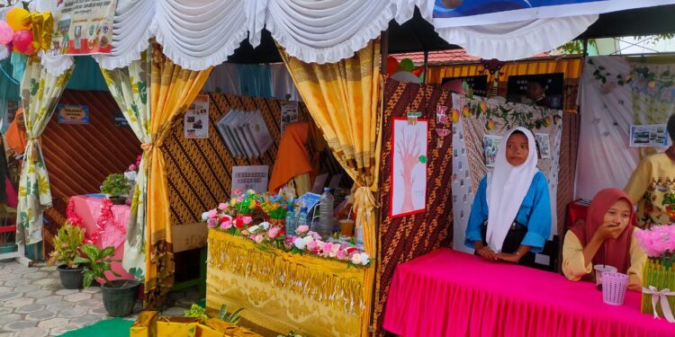 Foto: DOK/MATA KALTENG - suasana bazar produk olahan siswa di SMP Negeri 4 Sampit belum lama ini.