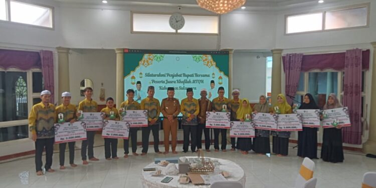 Foto : AKH/MATA KALTENG - Pj Bupati Sukamara Rendy Lesmana saat menyerahkan bonus kepada kafilah Sukamara.