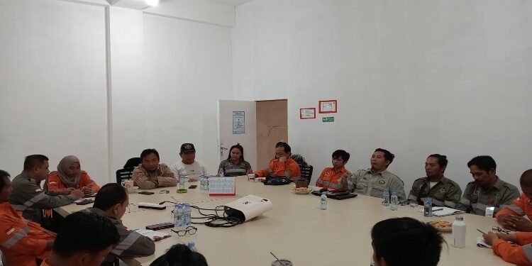 FOTO: IST/MATAKALTENG - Rapat di PT BMW terkait operasional dan membahas masalah klaim lahan di Desa Karang Tunggal.