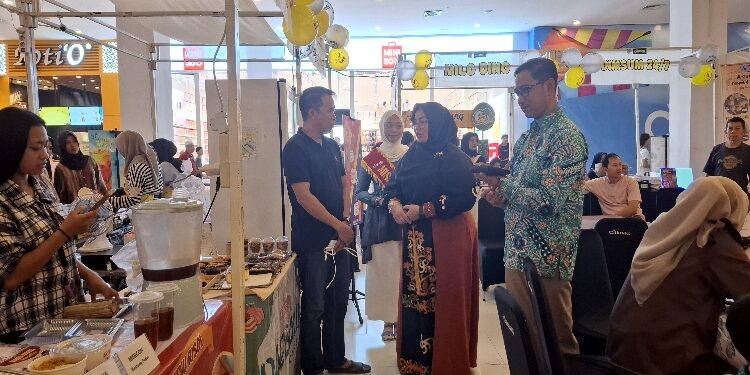 FOTO: DIAN/MATA KALTENG - Wakil bupati kabupaten Kotawaringin Timur Irawati saat mengunjungi bazar UMKM belum lama ini.
