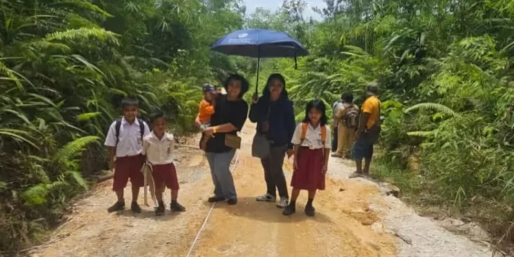 FOTO: IST/MATAKALTENG - Kondisi ruas jalan lingkungan di RT 01, Desa Dahian Tambuk yang masih tanah merah, sebelum dilakukan perbaikan, belum lama ini.