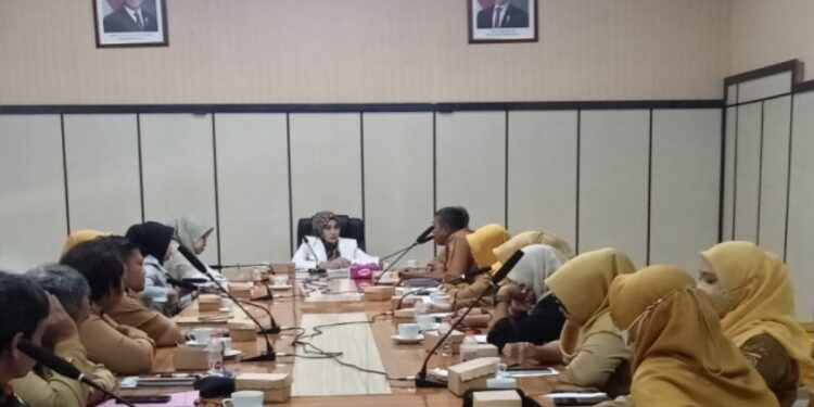 FOTO: IST/MATAKALTENG -
Dishub Kobar saat melaksanakan inspeksi keselamatan kendaraan di PO Agung Mulia, Selasa 26 November 2026.