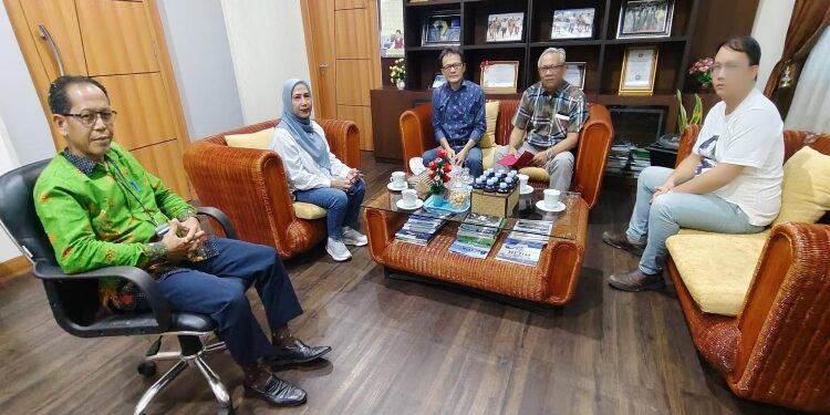 FOTO: IST/MATAKALTENG - Kadis TPHP Kalteng Hj. Sunarti saat menerima kunker Kadisbun Sulut.
