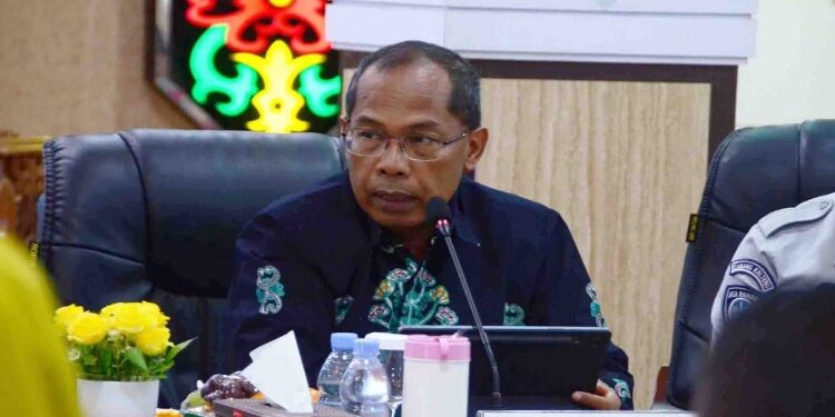 FOTO: OLIVIA/MATAKALTENG - Kadis Kesehatan Suyuti Syamsul saat menyampaikan paparan di sektor kesehatan pada Rapat Koordinasi Bidang Operasional Terkait Kesiapan Operasi Kepolisian Terpusat “Lilin Telabang 2024”.