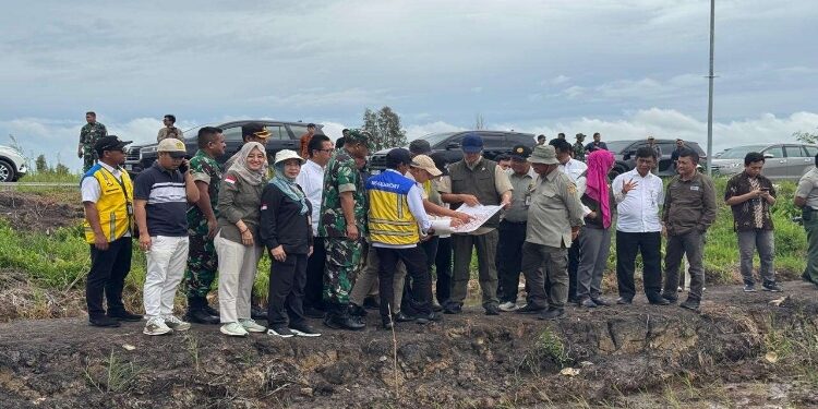 FOTO: IST/MATAKALTENG - Kepala Dinas Tanaman Pangan, Hortikultura dan Peternakan (TPHP) Provinsi Kalimantan Tengah (Kalteng) Hj. Sunarti, saat mendampingi kunjungan kerja Menteri Transmigrasi, Muhammad Iftitah Sulaiman Suryanagara, ke Kecamatan Dadahup, Kabupaten Kapuas.