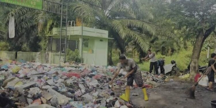 Foto:IST/MATA KALTENG - Penumpukan sampah di depo Jalan Sempurna, Kota Sampit_daumbkkan543753
