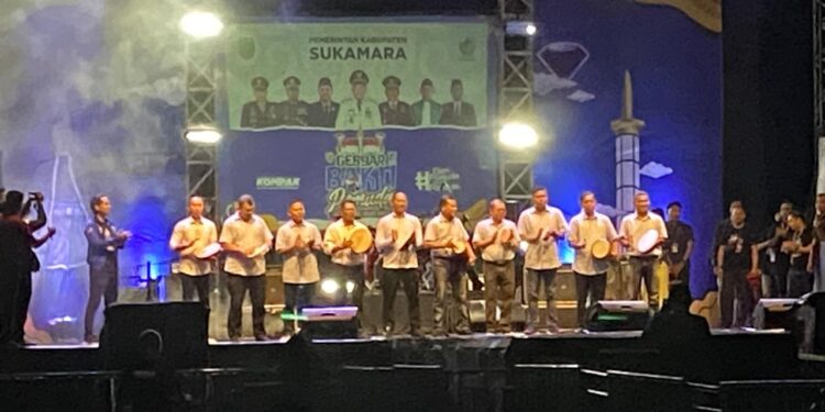 Foto : AKH MATAKALTENG - Penjabat Bupati Sukamara Rendy Lesmana bersama unsur Forkompinda saat membuka Gebyar Bakti Pemuda dan Festival Akhir Tahun.