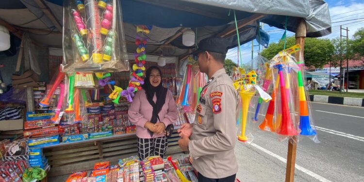 FOTO: MATAKALTENG - Personel Polda Kalteng pada saat mengedukasi pedagang kembang api.