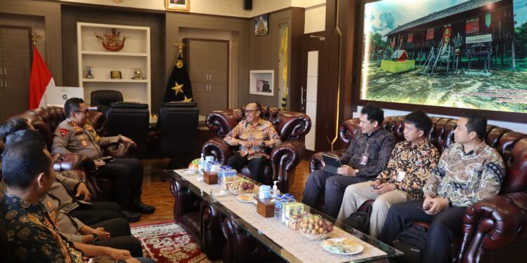 FOTO: MATAKALTENG - Kapolda Kalteng, Irjen Pol Djoko Poerwanto pada saat berdiskusi bersama perwakilan LPSK