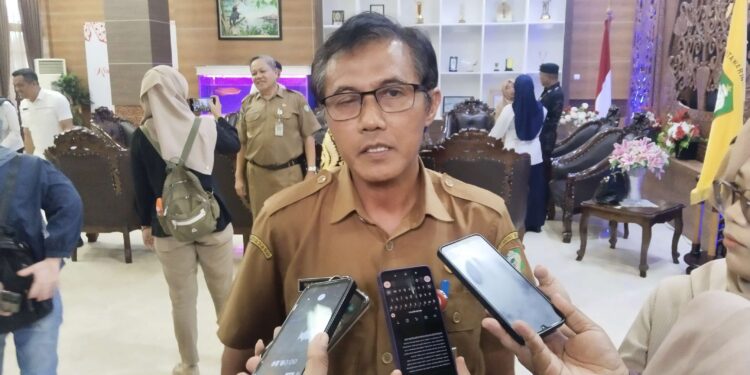 FOTO: AGUS/MATAKALTENG- Kepala Dinas Cipta Karya, Tata Ruang, dan Pertanahan Kotawaringin Timur, Rafiq Riswandi saat diwawancarai.
