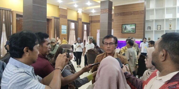 FOTO: AGUS/MATAKALTENG- Kepala Dinas Cipta Karya, Tata Ruang, dan Pertanahan Kotawaringin Timur, Rafiq Riswandi saat diwawancarai.