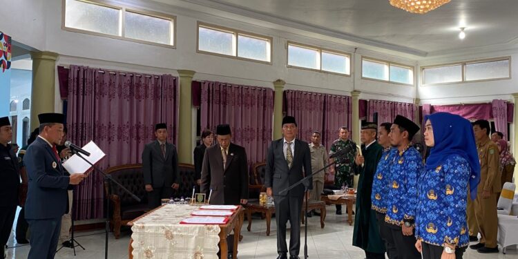 Foto : AKH/MATAKALTENG - Pj Bupati Sukamara Rendy Lesmana saat melantik pejabat fungsional dilingkungan Pemkab Sukamara.