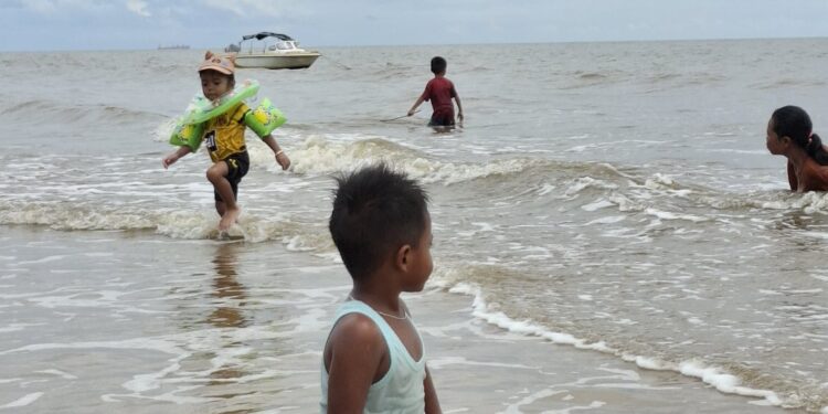 Foto:DIAN/MATA KALTENG - Suasana pantai wisata ujung Pandaran Sampit.