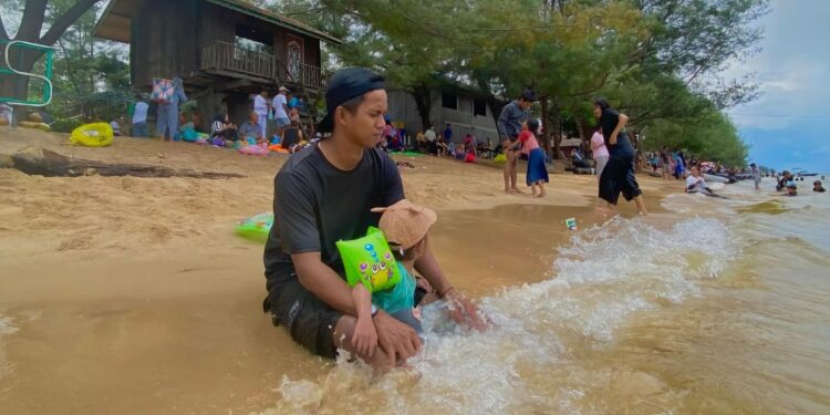 Foto: MATA KALTENG - Suasana pantai wisata Ujung Pandaran Sampit.
