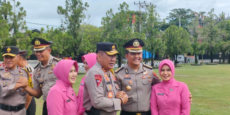 FOTO: MATAKALTENG - Kapolda Kalteng, Irjen Pol Djoko Poerwanto pada saat memberikan selamat kepada sapah seorang personel yang mendapatkan kenaikan pangkat.