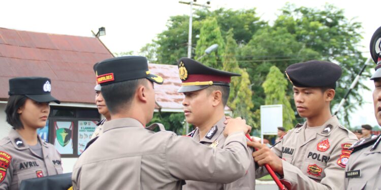 Foto: MATAKALTENG - Wakapolres Kompol Johari Fitri Casdy, saat menyematkan pangkat pada personel di halaman Mapolres Barsel.