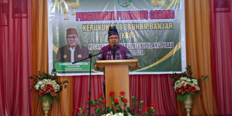FOTO : AND/MATAKALTENG - Ketua PD KBB Pulang Pisau, H Ahmad Fadli Rahman saat memberikan sambutan dan arahan pada acara pengukuhan PC KBB Kecamatan se Kabupaten Pulang Pisau.